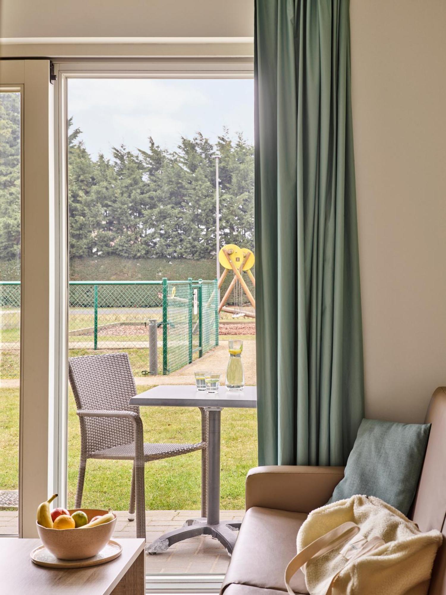 Holiday Suites Нюпорт Екстериор снимка